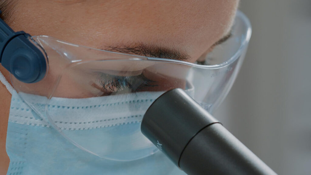 Mikrokirurgji moderne për patologjitë e retinës dhe vitreusit